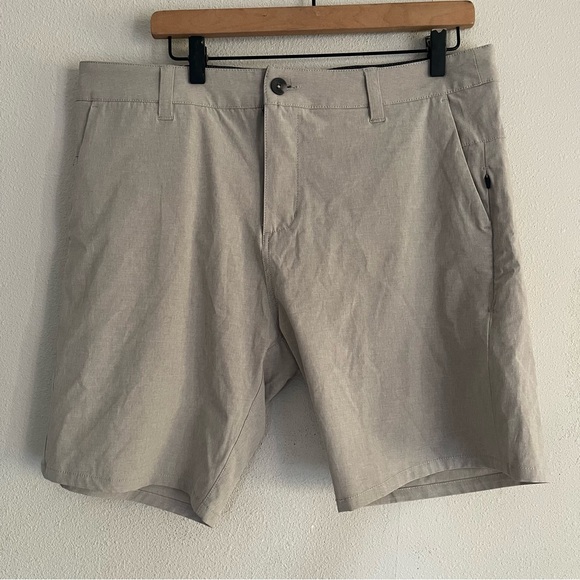 Vuori Aim Shorts Mens 34 Taupe Chino Performance Preppy Casual - Picture 1 of 8